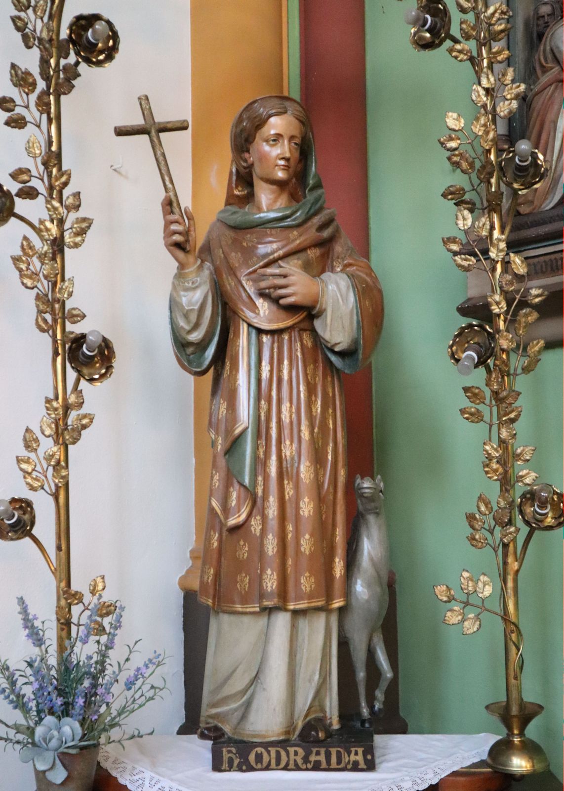Statue in der Kirche Sint-Hubertus in Alem
