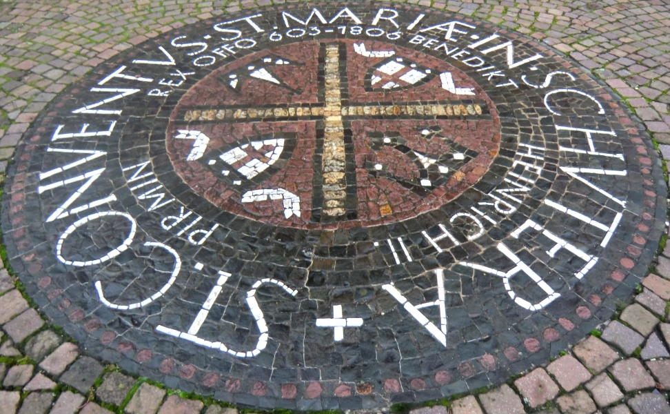 Mosaik vor der Kirche in Schuttern, nachgebildet einem Mosaik direkt über dem Grab aus dem Jahr 1018