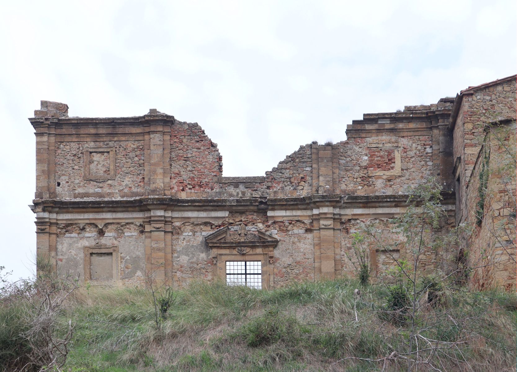 Ruine der Kirche des Klosters Santi Giusto e Clemente bei Volterra