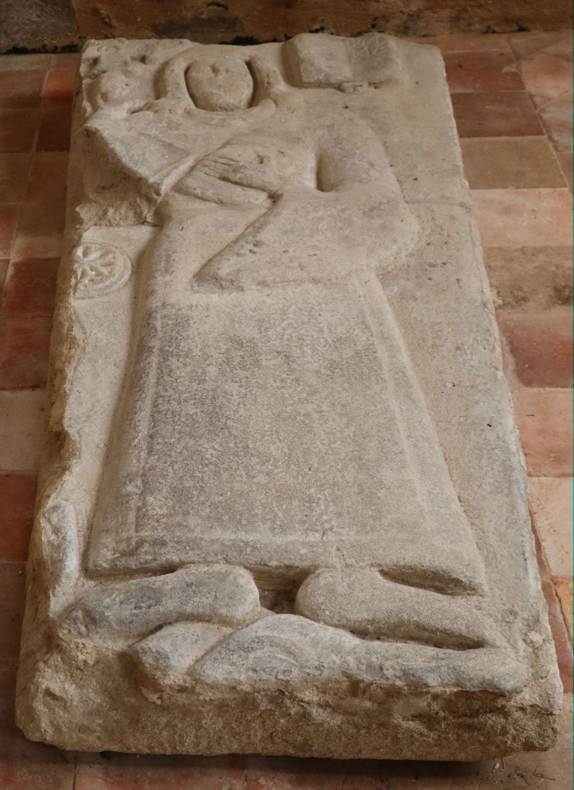 Grab eines Mönches in der Kirche des ehemaligen Klosters in Saint-Méen-le-Grand