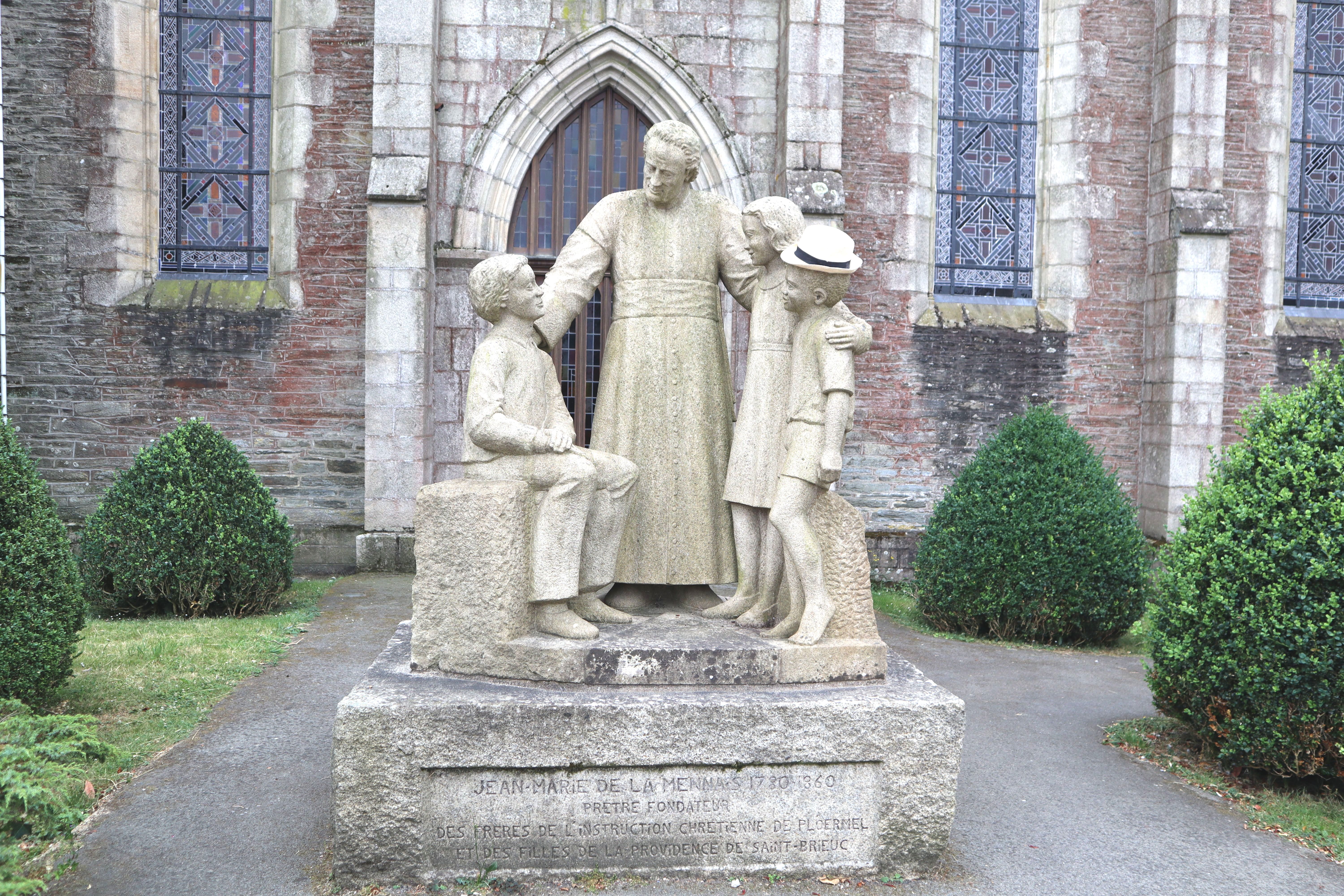 Denkmal für Jean-Marie de la Mennais, den Gründer der „Brüder der christlichen Unterweisung”, vor dem >Mutterhaus in Ploërmel
