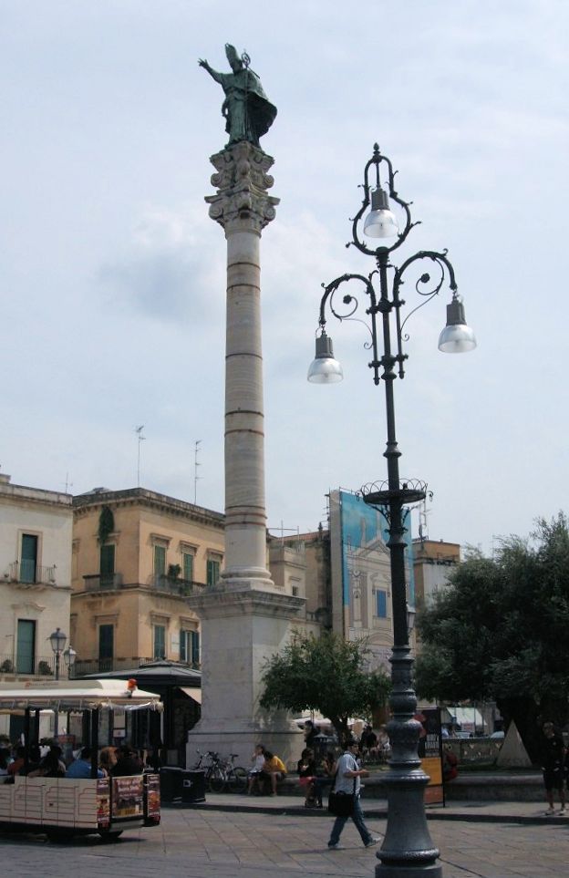 Statue auf der Piazza San Oronzo in Lecce, errichtet 1666 zum Dank für die Rettung vor der Pest