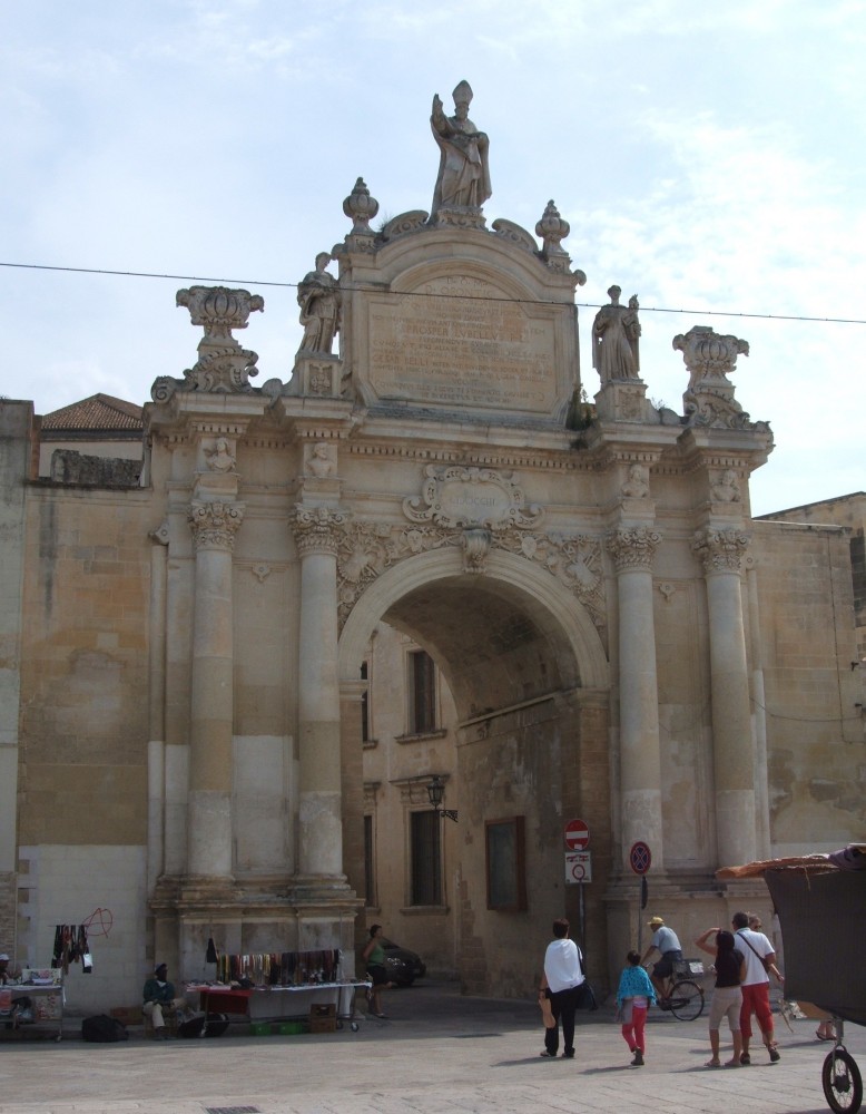 Porta Rudiae in Lecce mit Oronzo (Mitte oben), Irene von Thessaloniki (links) und Dominikus (rechts), rekonstruiert 1703