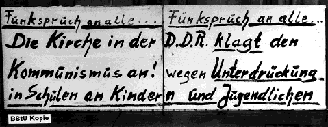 Foto des Staatssicherheitsdienstes der DDR: Plakat von Oskar Brüsewitz am Ort seiner Selbstverbrennung
