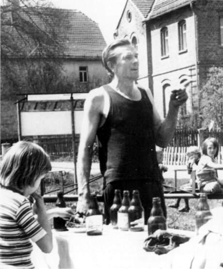 Oskar Brüsewitz mit Kindern der Jungen Gemeinde am Pfarrhaus in Rippicha, 1975