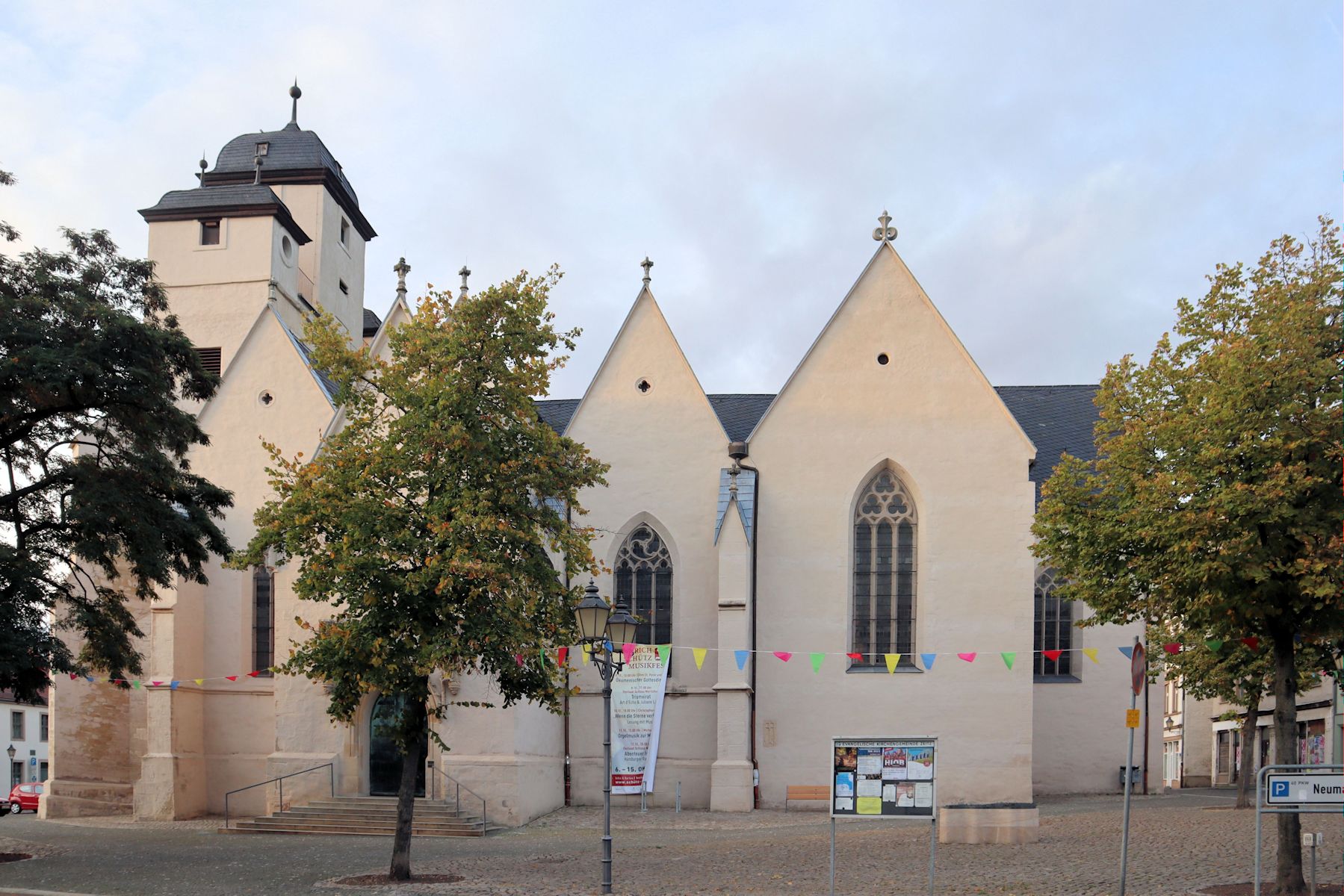 Michaelskirche in Zeitz, auf dem Platz davor fand die Selbstverbrennung statt; dort wurde 1991 auf Initiative der „Hilfsaktion Märtyrerkirche” eine Gedenksäule errichtet