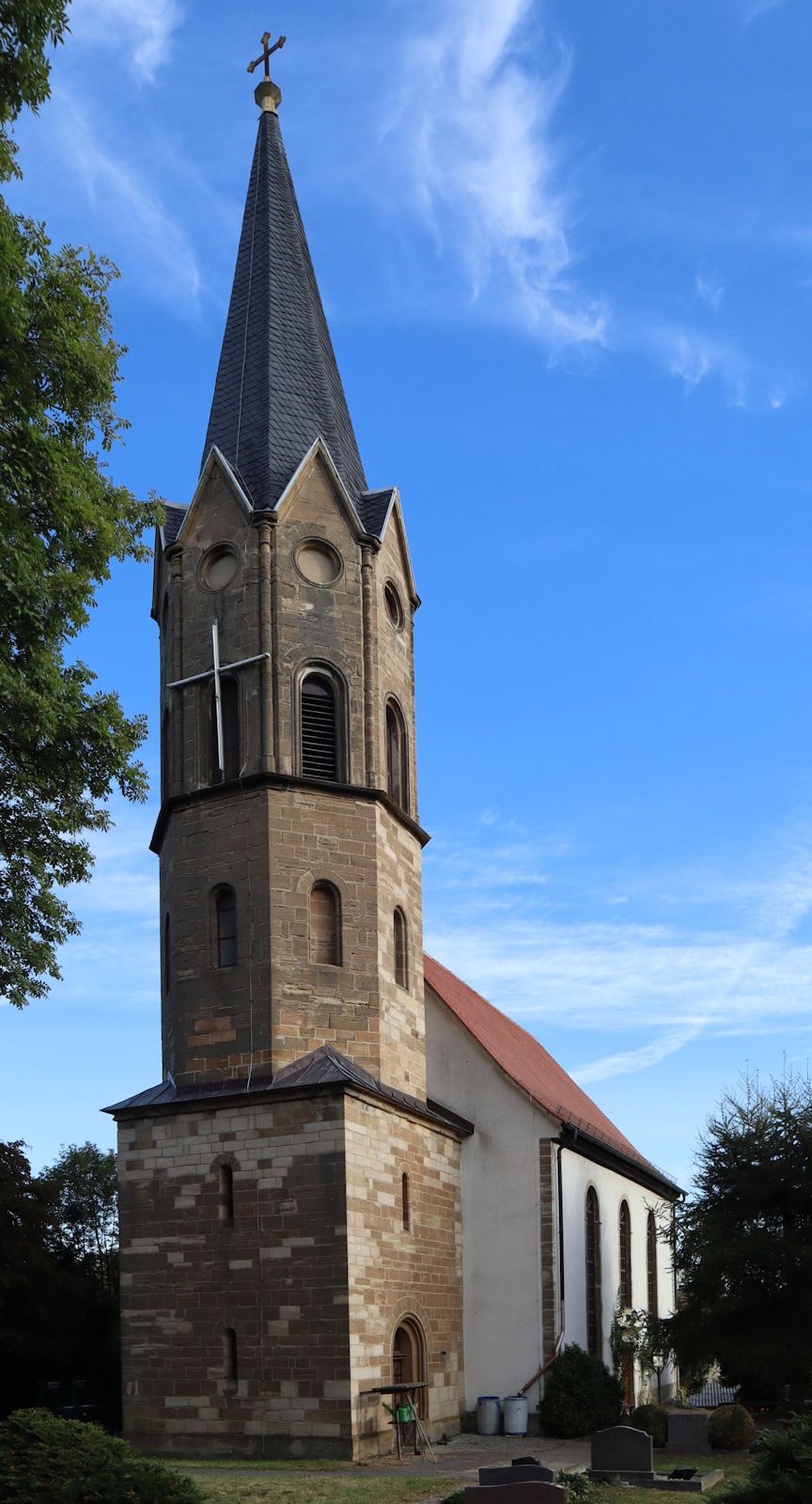 Kirche in Rippicha, gekrönt mit dem von Brüsewitz installierten Kreuz mit Leuchtstoffröhren