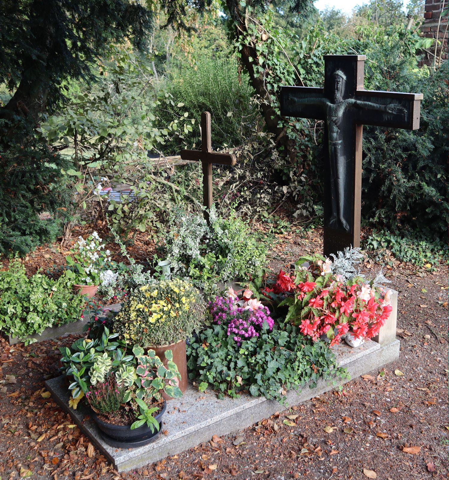 Brüsewitz' Grab, versteckt hinter der Kirche in Rippicha