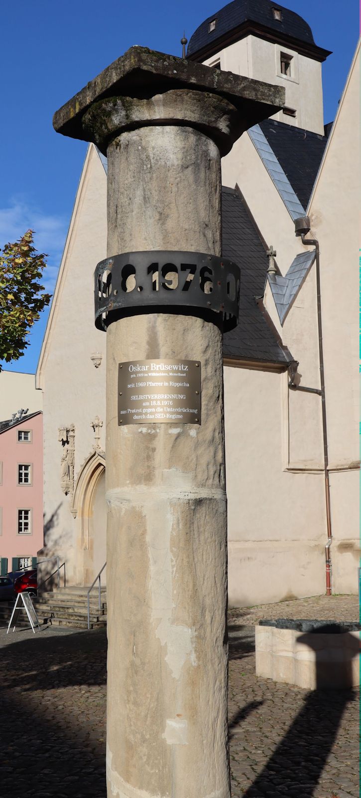 Gedenksäule für Brüsewitz vor der Michaelskirche in Zeitz