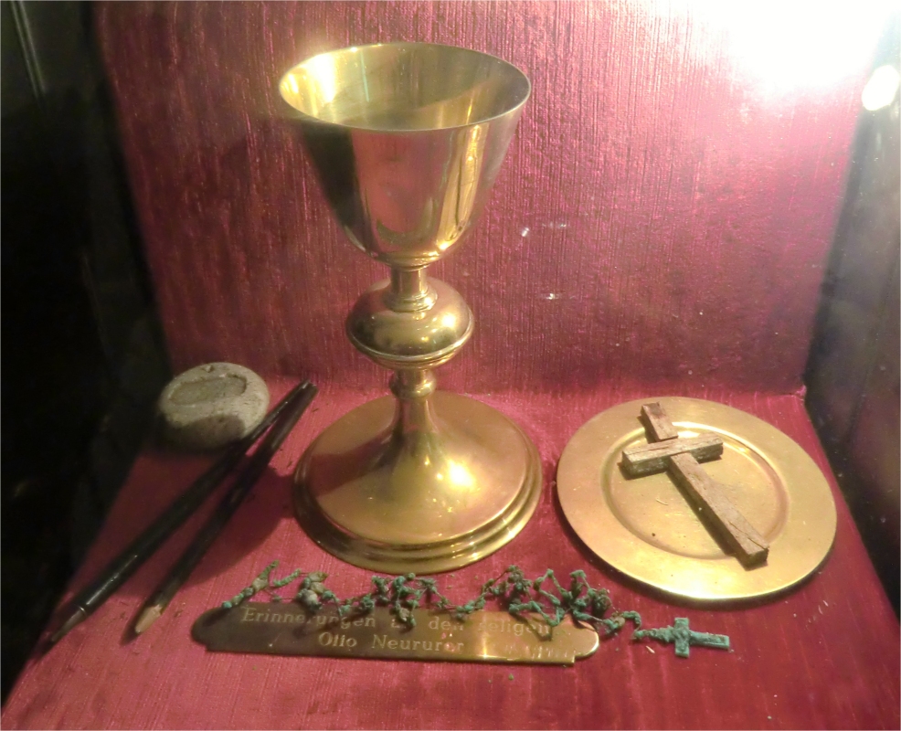 Reliquien in der Otto Neururer gewidmeten Kapelle in der Kirche in Götzens
