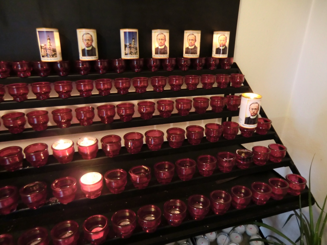 Kerzenständer in der Otto Neururer gewidmeten Kapelle in der Kirche in Götzens