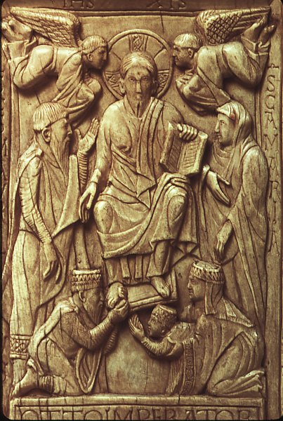 Die kaiserliche Familie huldigt Christus. Elfenbeinplatte, Mailand (?), um 965/983, im Castello Sforzesco in Mailand