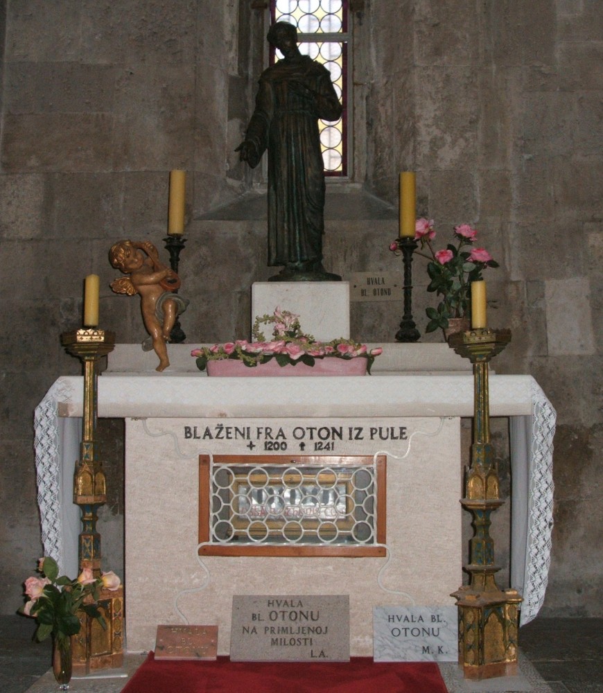 Altar mit den Gebeinen Ottos und Tafeln zum Dank für seine Hilfe, in der Franziskanerkirche in Pula