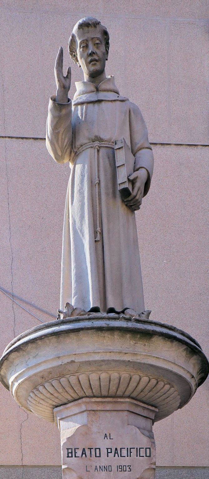 Antonio Franzi di Viggiù: Denkmal, 1903, vor der Pfarrkirche in Cerano