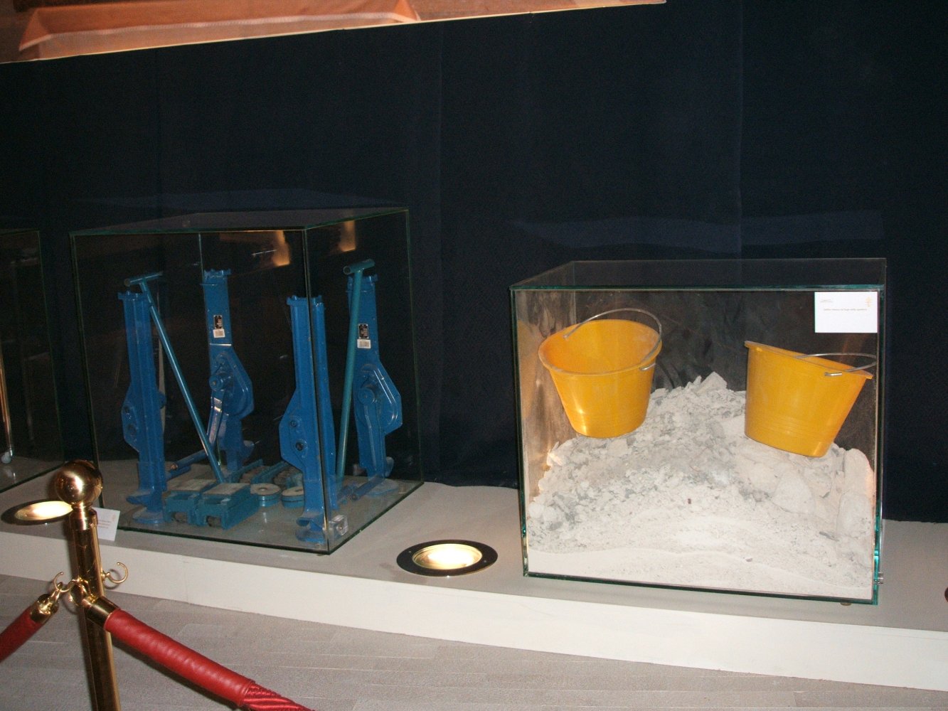 Die originalen Hebewerkzeuge und Sand von der Bestattung, im Museum im Komplex der neuen Kirche