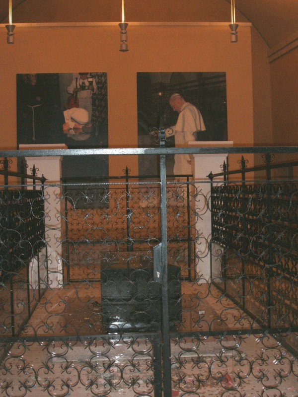Der Sarkophag von Padre Pio mit Bildern vom Besuch der Pilger Mutter Teresa und Papst Johannes Paul II. am Sarg, im Museum im Komplex der neuen Kirche