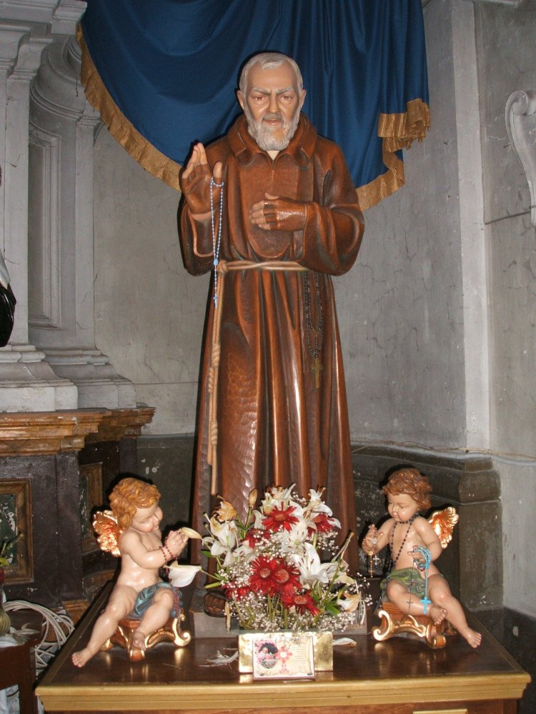 Volksfrömmigkeit: Padre-Pio-Statue in einer Kirche, hier in Vicovaro bei Tivoli