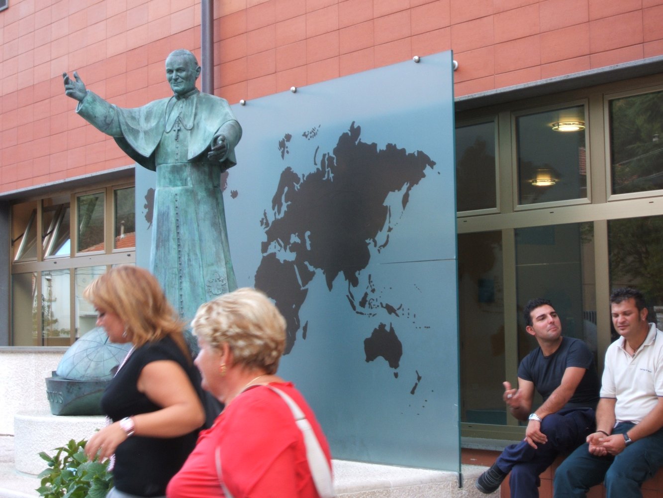 Statue von Papst Johannes Paul II. vor der neuen, nach ihm benannten Poliklinik