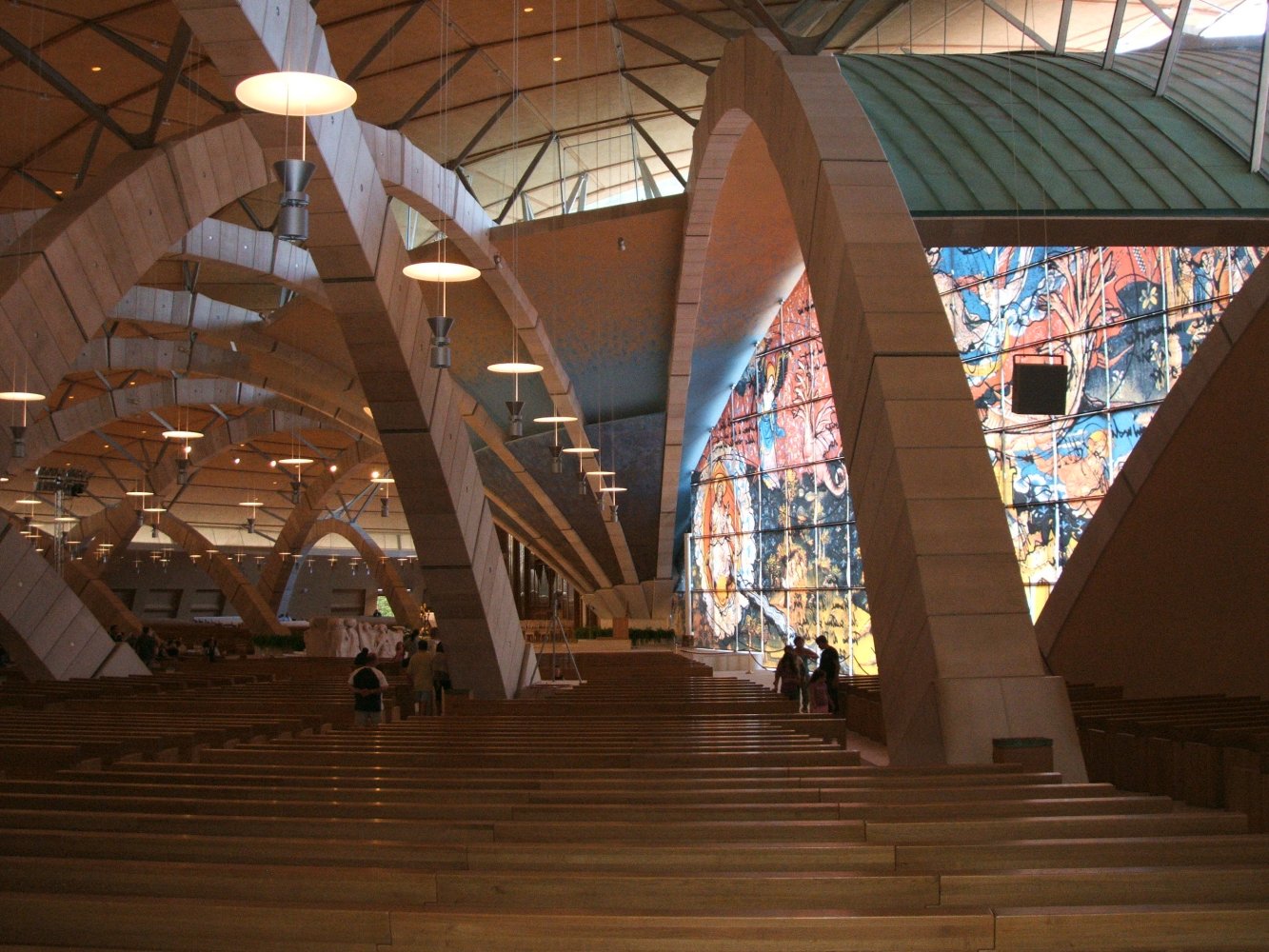 Die neue Kirche, gebaut nach Entwürfen des Architekten Renzo Piano