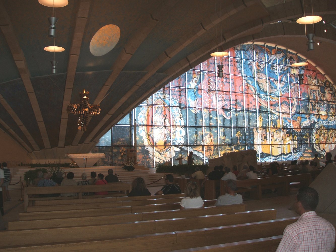 Die neue Kirche mit Altar