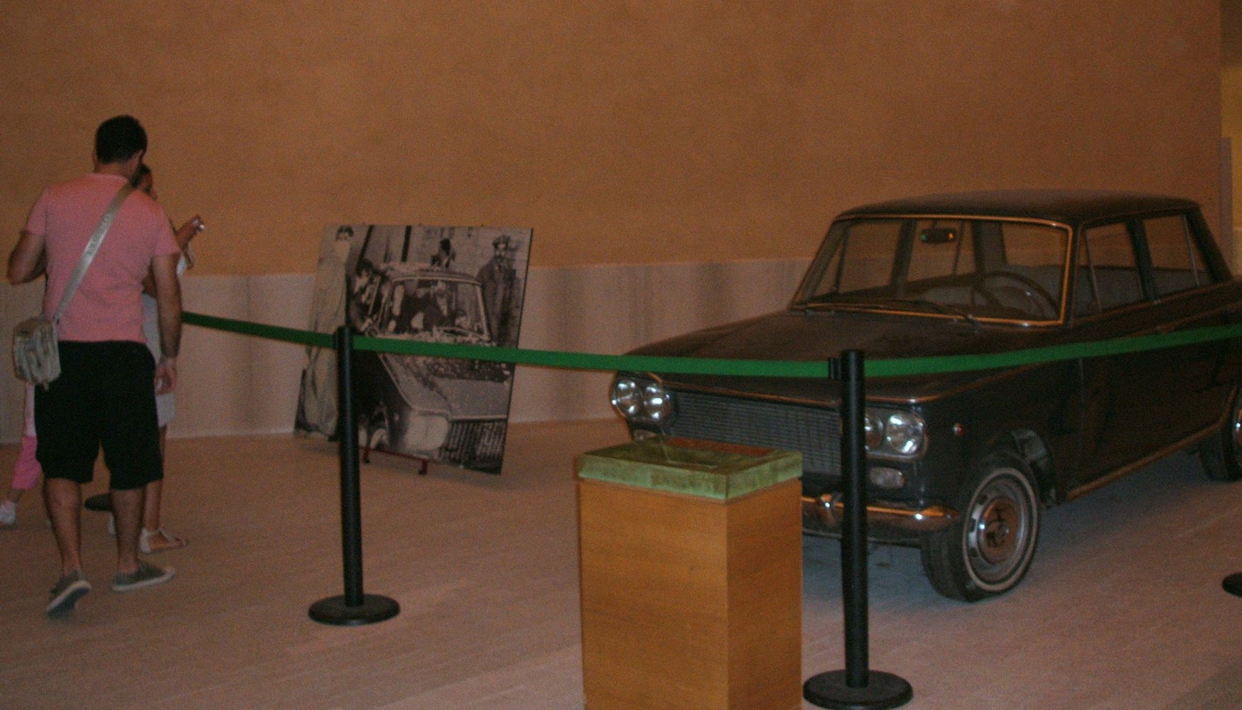 Das originale Auto von Padre Pio mit einem Bild, wie er im Auto sitzt, das von Verehrern mit Blumenblüten überschüttet wird, im Museum im Komplex der neuen Kirche