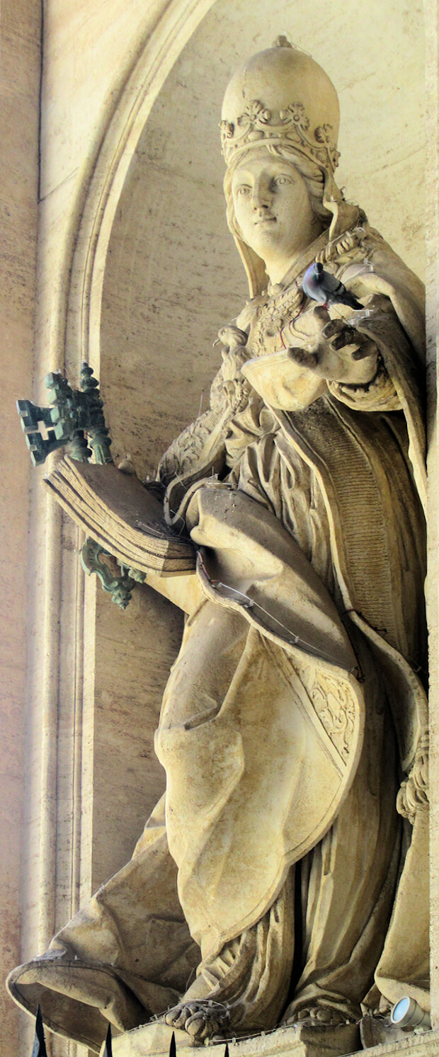 Statue am Petersdom in Rom, neben den christlichen Tugenden Glaube, Hoffnung und Liebe, um 1725 geschaffen von Giuseppe Frascaro, von manchen als versteckter Hinweis auf die „Päpstin Johanna” angesehen