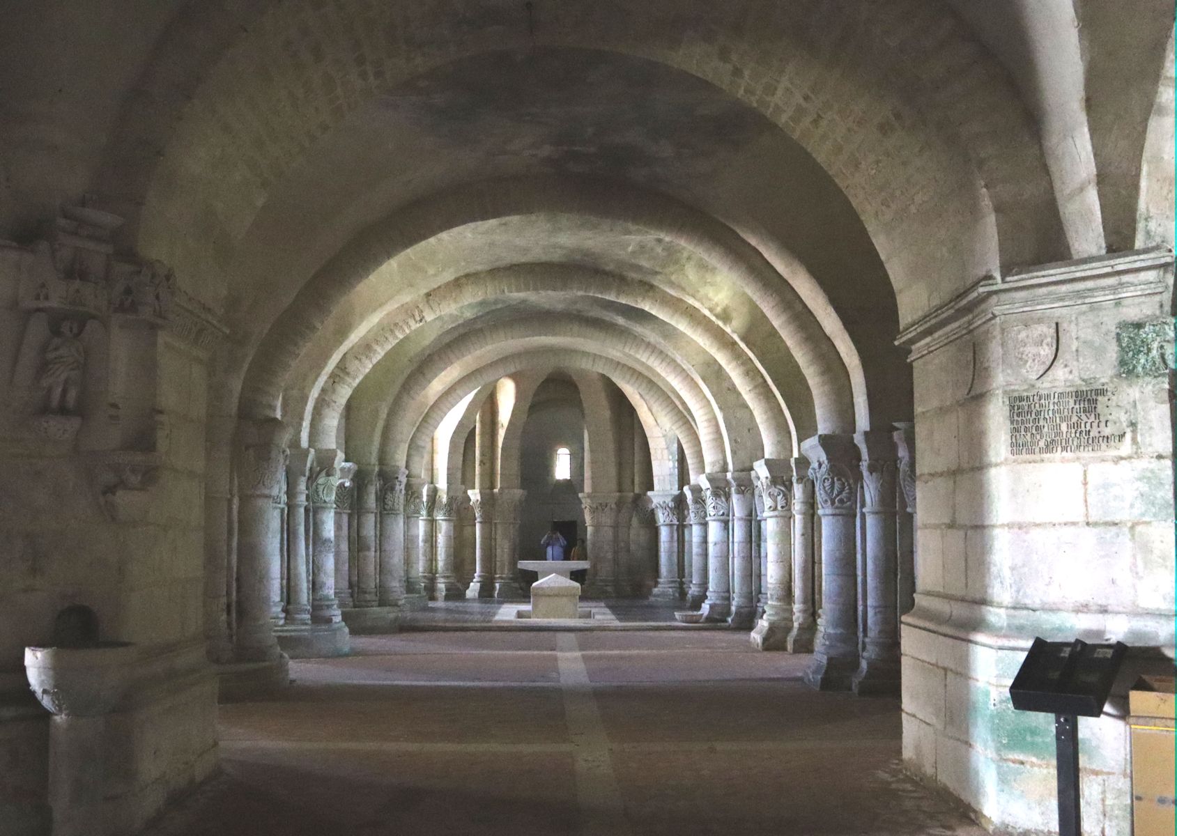 Krypta der Basilika Saint-Eutrope mit Eutropius' Sarkophag in Saintes