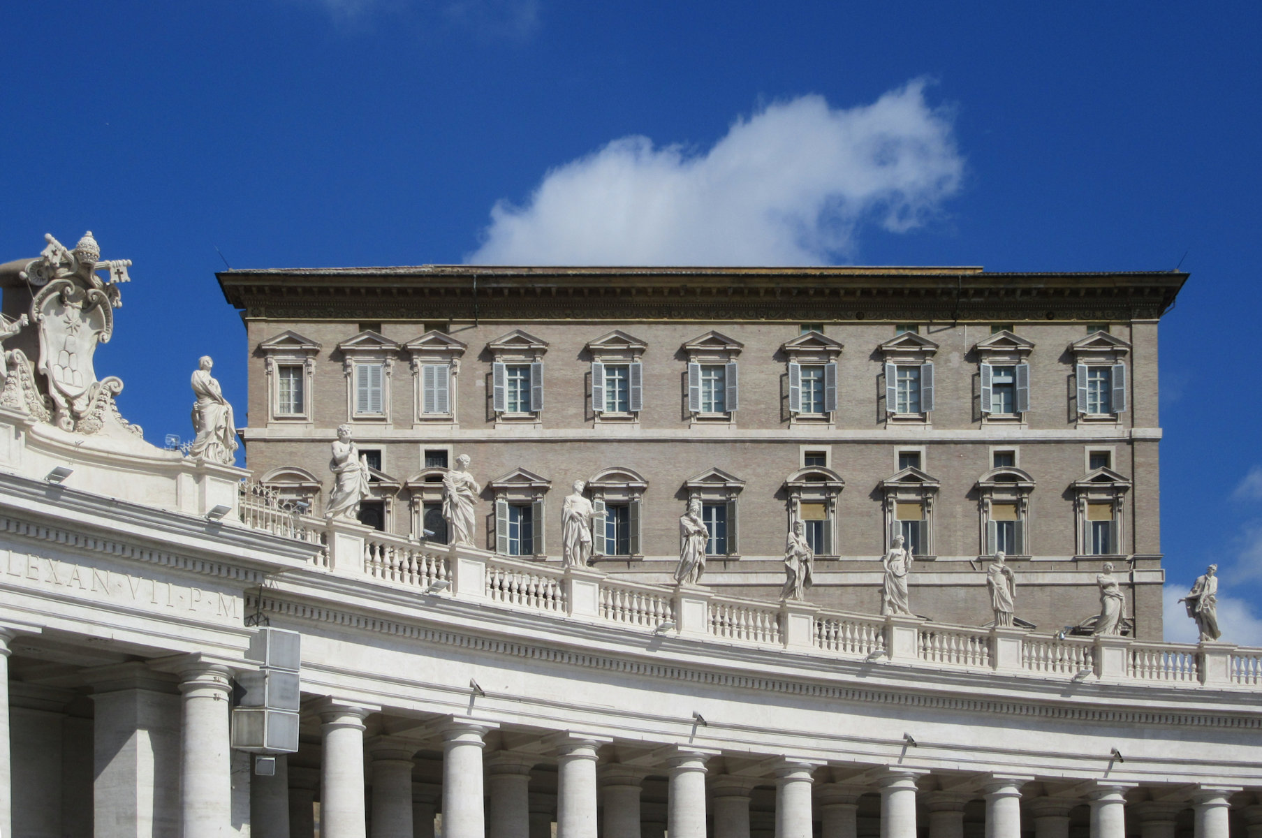 Die Wohn und Amtsräume des Papstes über den Kolonaden des Platzes vor dem Petersdom in Rom