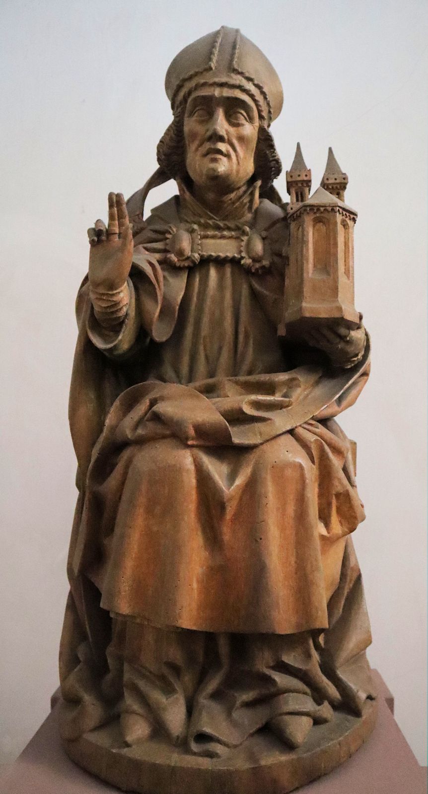 Statue: segnender Papst, aus Italien, um 1375, im Neumünster in Würzburg