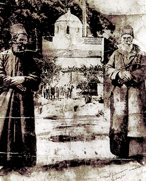 zeitgenössisches Foto: Parthenios und Eumenios vor ihrem Kloster Panagía Koudoumá