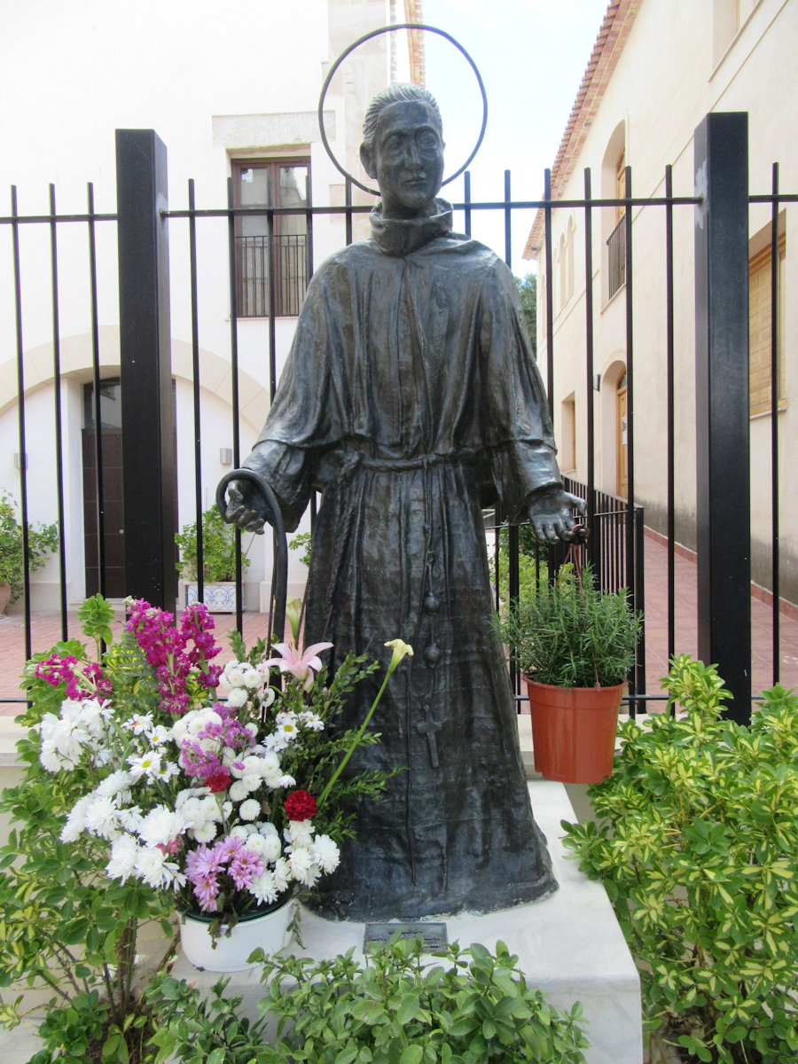 David Angelini: Statue, 2008, vor dem Kloster der Franziskaner strenger Observanz in Orito