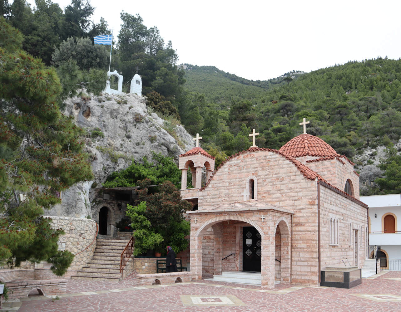 Höhlenkapelle (links) und Katholikon des Patapios-Klosters