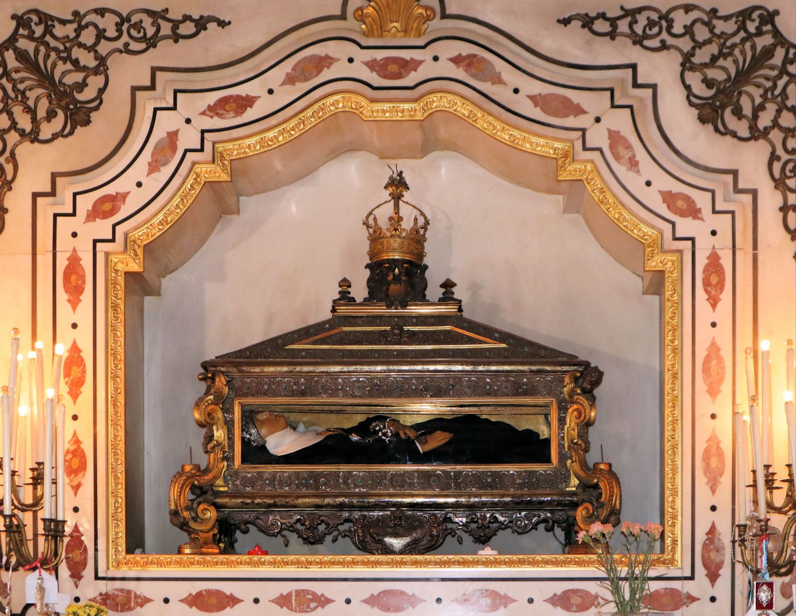 Liegefigur in der Kirche San Gregorio Armeno in Neapel