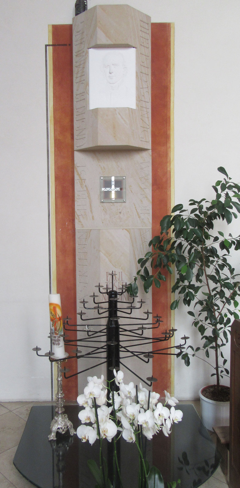 Bernhard Matthäss: Stele zum Gedenken an Paul Josef Nardini mit einer Reliquie, 2008, in der Pfarrkirche St. Peter und Paul in Geinsheim