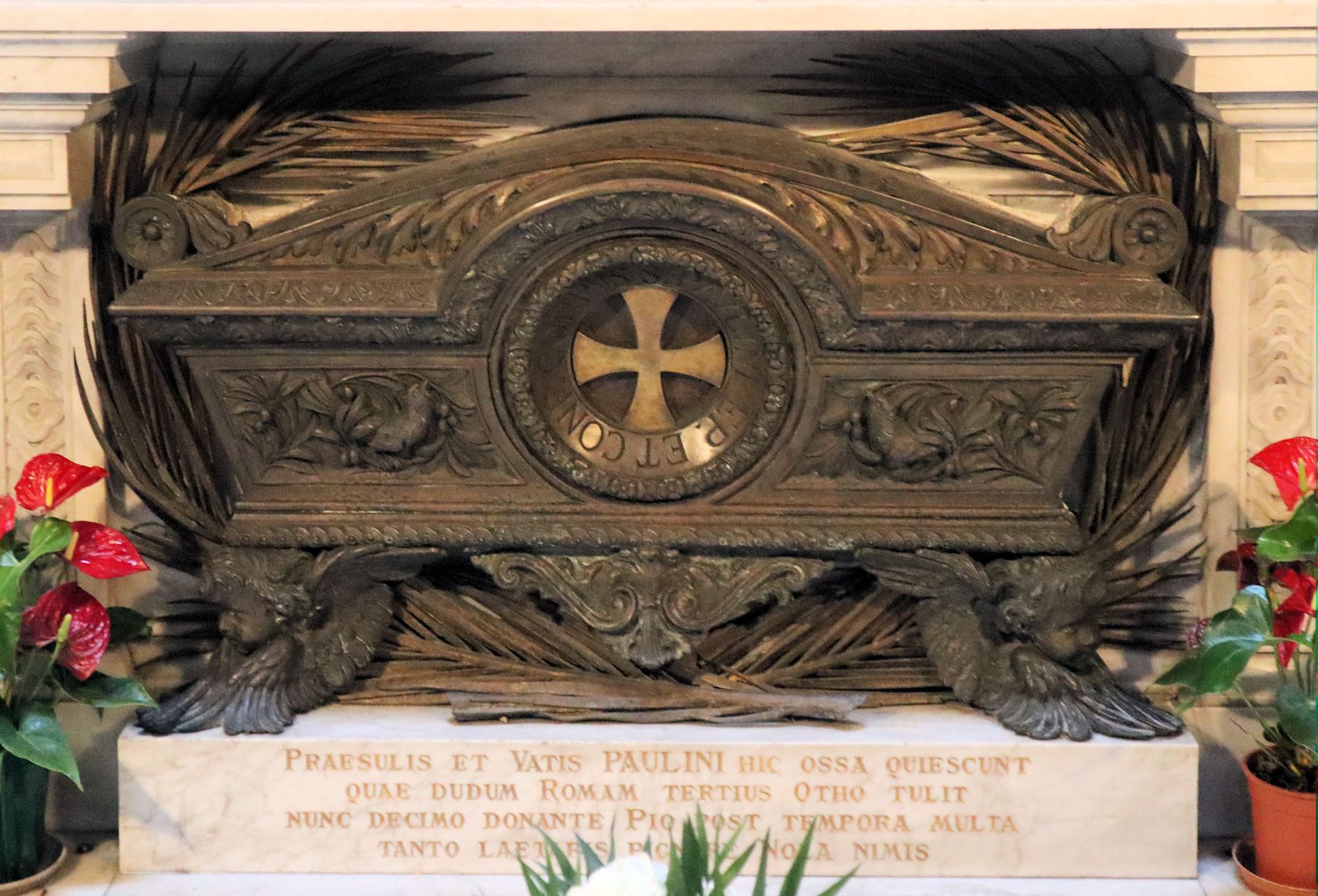 Paulinus' Grab, heute in der Kathedrale in Nola