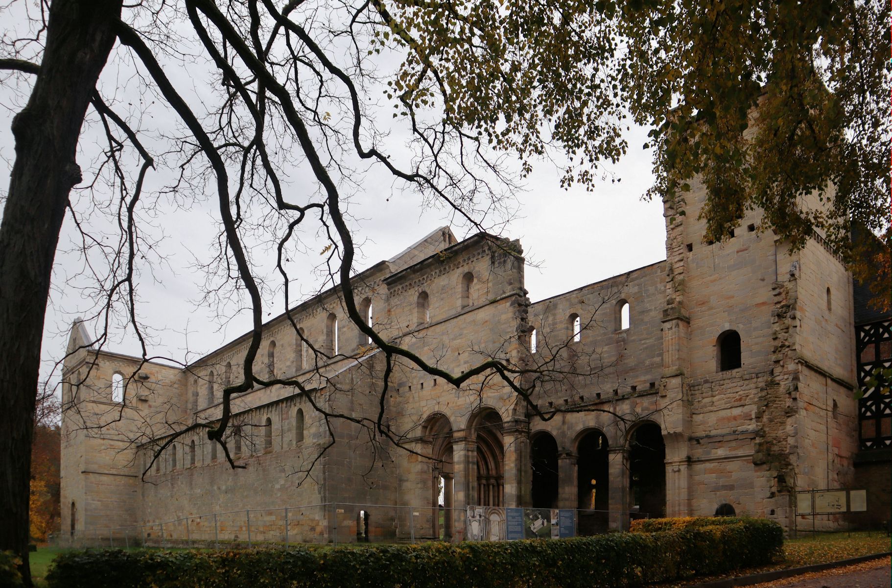 Klosteranlage und Ruine der dreischiffigen Säulenbasilika vom Anfang des 12. Jahrhunderts
