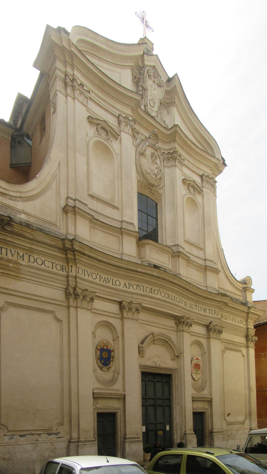 Am ersten Ort der Gefangenschaft - tatsächlich: Wohnort mit Hausarrest - wurde ein frühchristliches Oratorium errichtet, daneben wurde von Papst Silvester I. eine Kirche erbaut, beide zusammen sind heute die Kirche San Paolo alla Regola