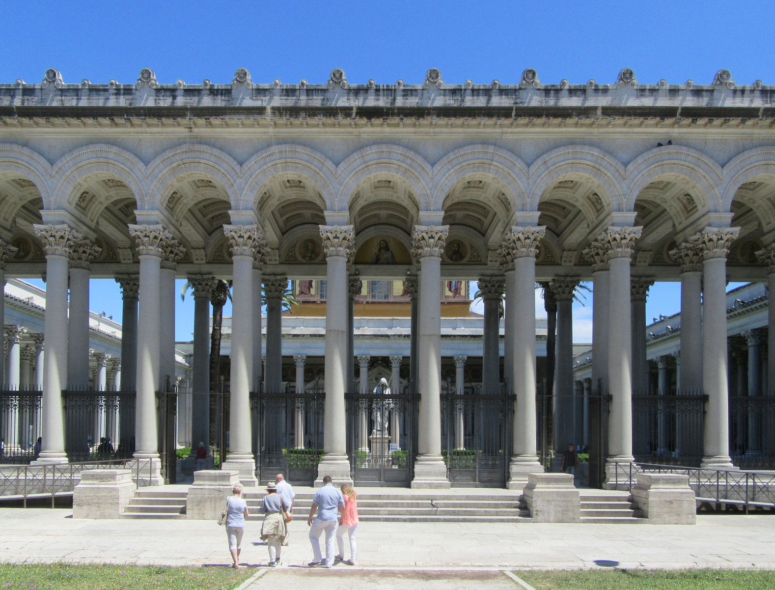 Vorhof der Kirche San Paolo fuori le Mura mit 146 Säulen