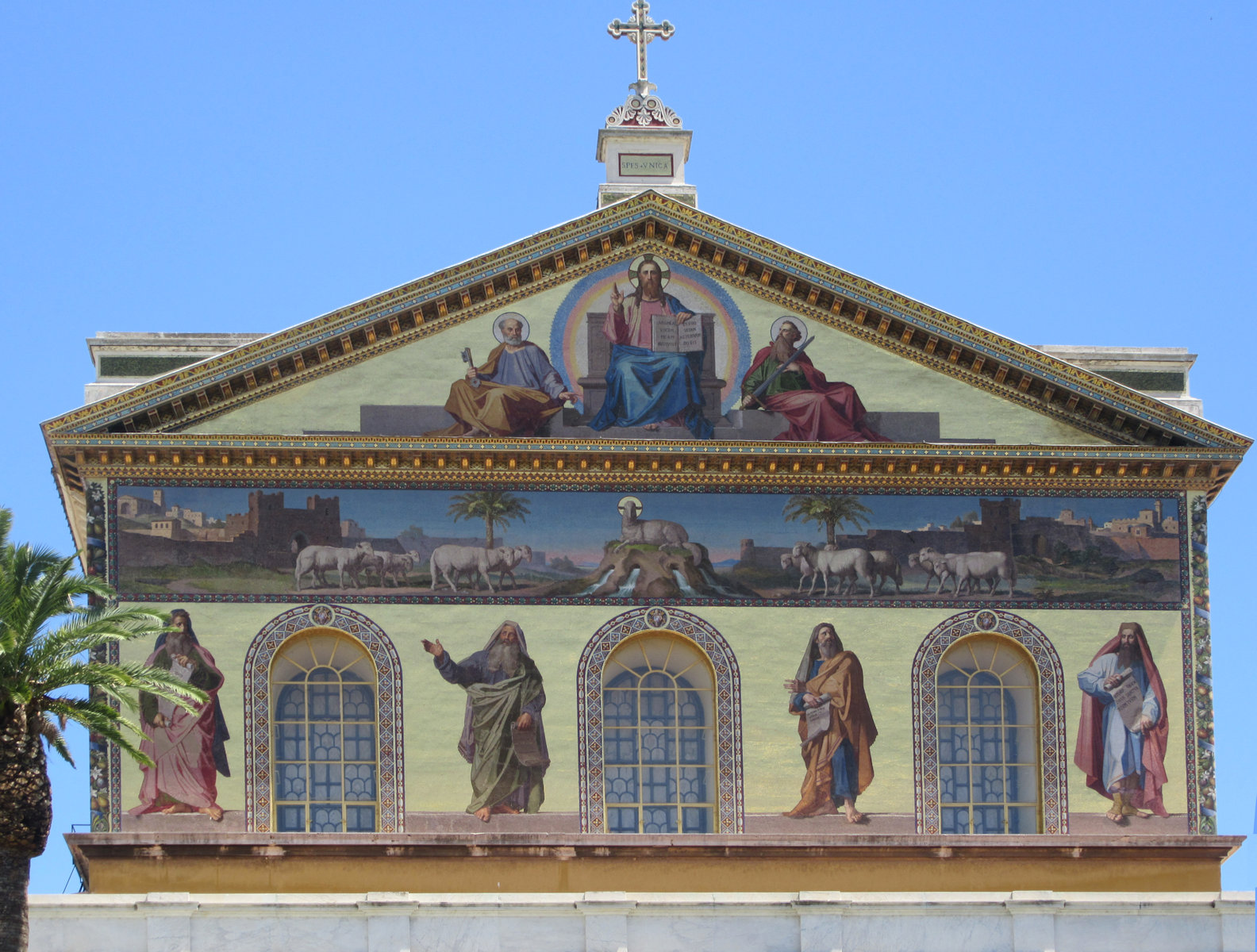 Fassade der Kirche San Paolo fuori le Mura mit 146 Säulen