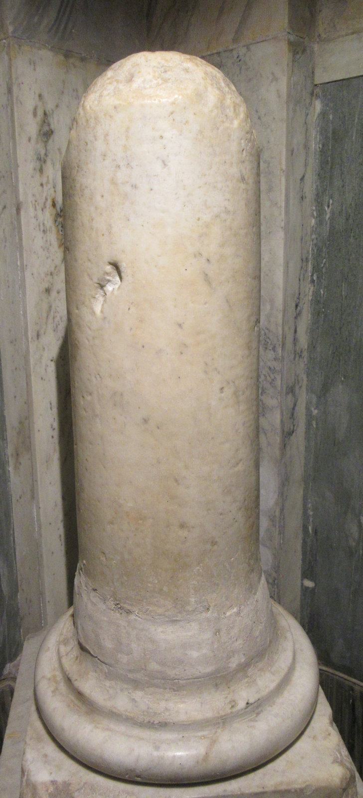 Der Stein, auf dem Paulus enthauptet wurde, in der Kirche San Paolo alle Tre Fontane