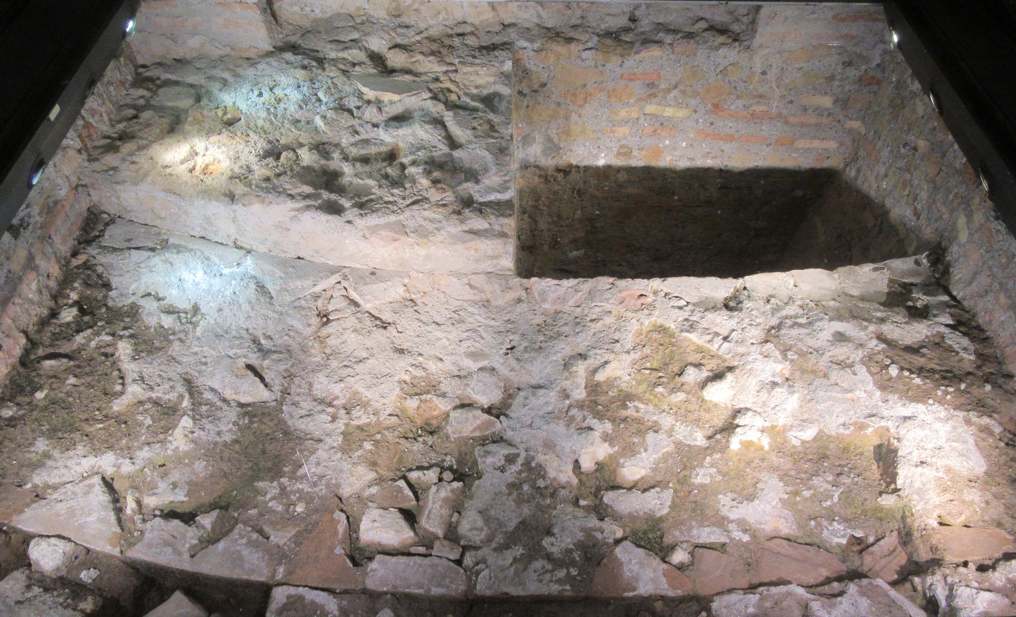 Apsis der konstantinischen Basilika vor Paulus' Marmorsarkophag, freigelegt bei Ausgrabungen 2008/2009
