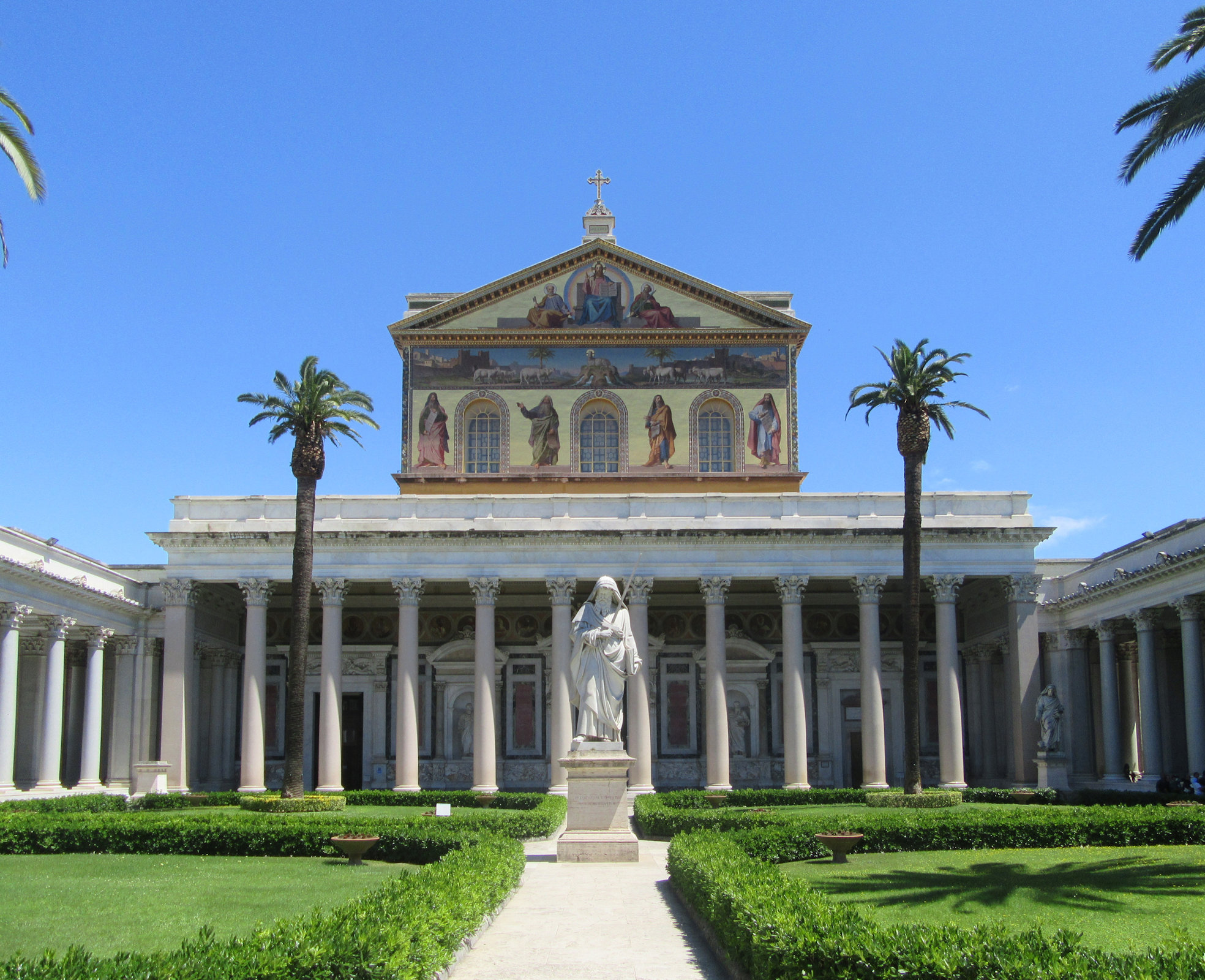 Basilika San Paolo fuori le Mura, ab 386 unter Kaiser Theodosius I. begonnen, unter Papst Leo dem Großen fertiggestellt, nach der völligen Zerstörung 1823 durch einen Brand originalgetreu wieder aufgebaut