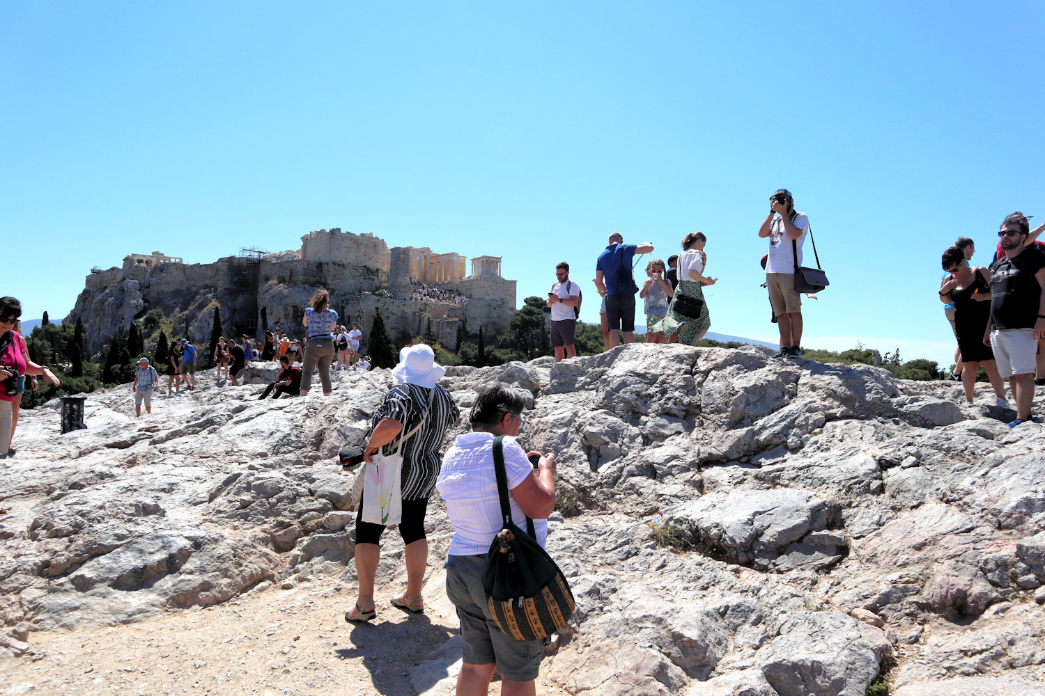 Blick vom Areopag-Felsen in Athen auf die Akropolis mit dem Parthenon-Tempel