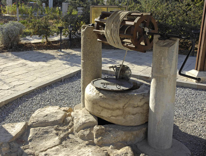 „Paulus-Brunnen” nahe seinem angeblichen Wohnhaus in Tarsus, aus dem er getrunken habe, und dessen Wasser bis heute heilsame Wirkung zugeschrieben wird