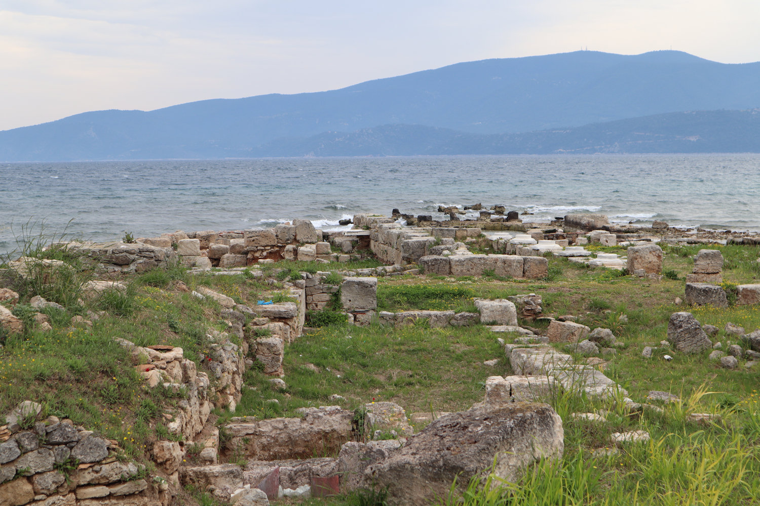 Reste der Basilika, gebaut auf einem früheren Isis-Tempel, in Kenchreä; die Reste der meisten Gebäude liegen heute unter Wasser