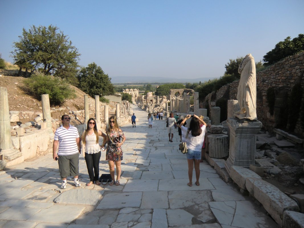 Die „Kuretenstraße” in Ephesus, die Prozessionsstraße, an der zahlreiche Tempel lagen; im Hintergrund die wiederaufgebaute Fassade der Celsus-Bibliothek