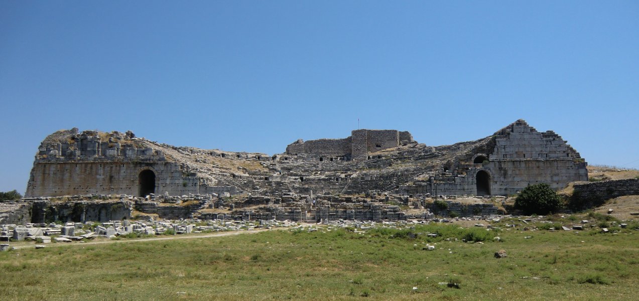 Das Theater von Milet, erbaut im 3. Jahrhundert v. Chr., im 6. Jahrhundert mit Wohnräumen und der festung in der Mitte ausgebaut