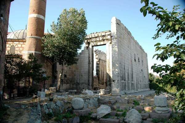 Reste des Augustus-Tempels mit der angebauten Moschee in Ankara