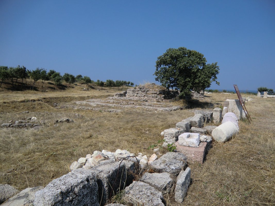 Blick über die Ausgrabungen des Dionysius-Tempels in Troas, erbaut im 1. Jahrhundert