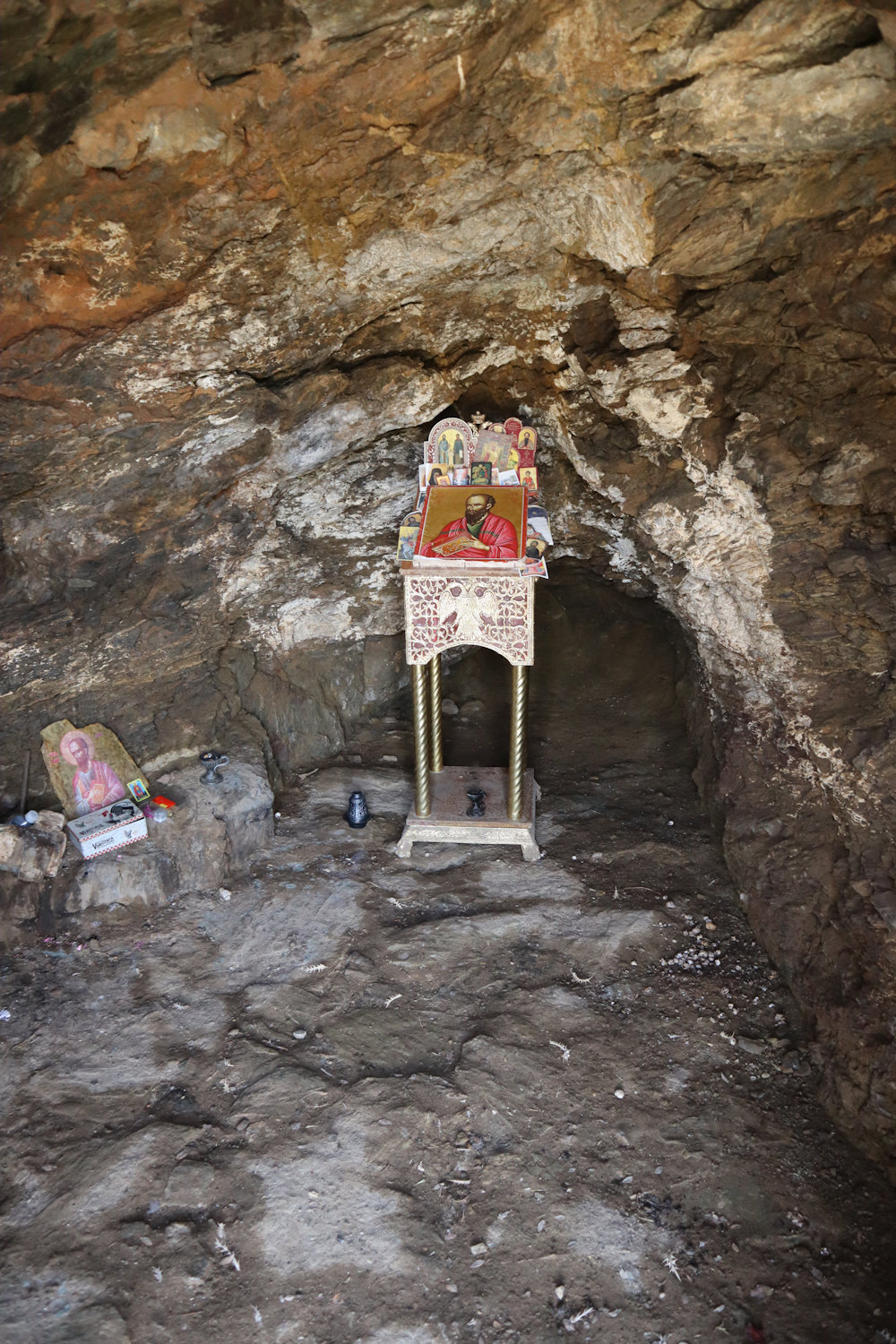 Die Höhle oberhal von Kaloi Limenes, in der Paulus wohl einige Monate lebte, ist gerade mal gut zwei Meter lang